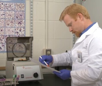 Клиника лечения наркозависимости в Первомайске Врач в кабинете клиники