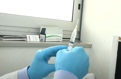 Проведение кодирования Вивитролом в Первомайске Шприц с Вивитролом в руках у врача